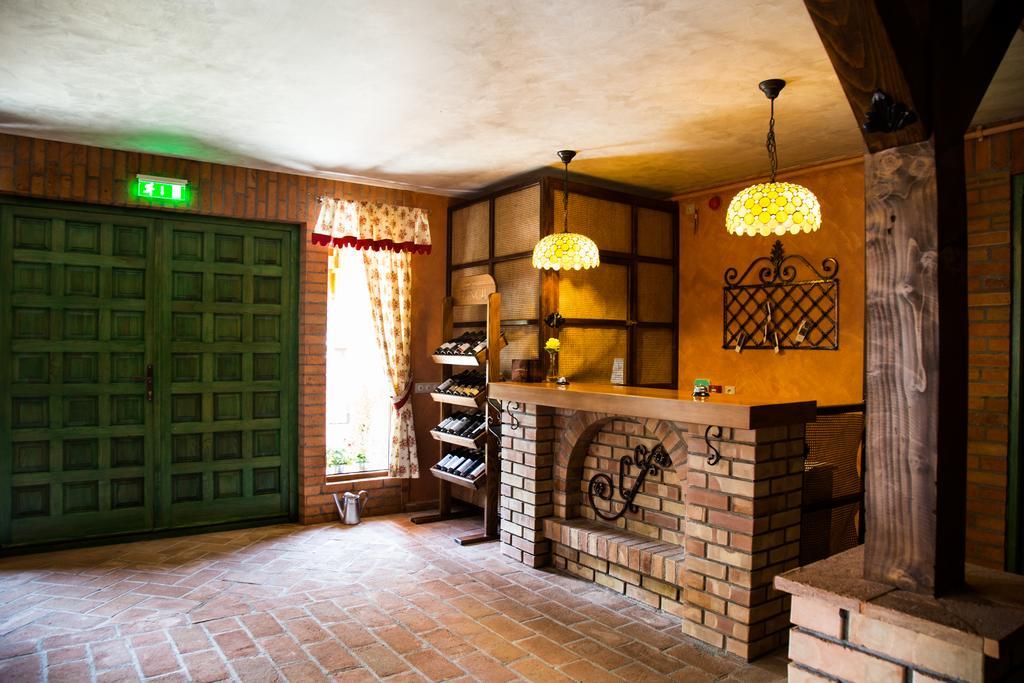 Country Court Bed & Breakfast Curteni Exterior photo