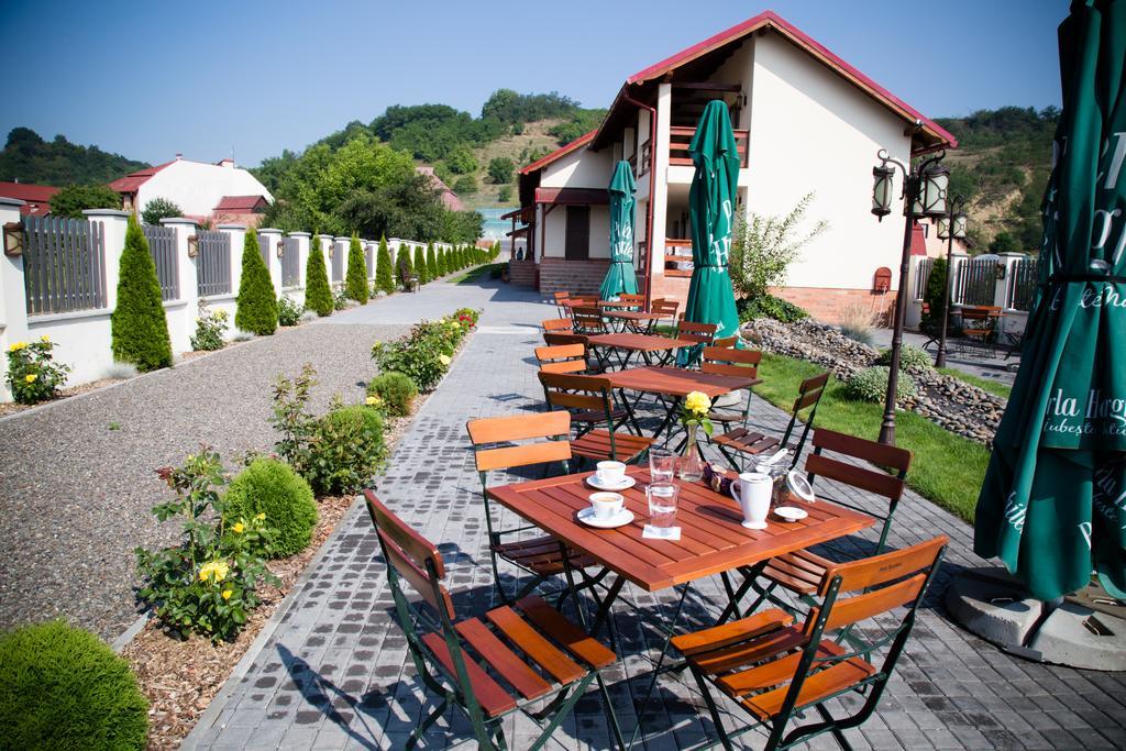 Country Court Bed & Breakfast Curteni Exterior photo