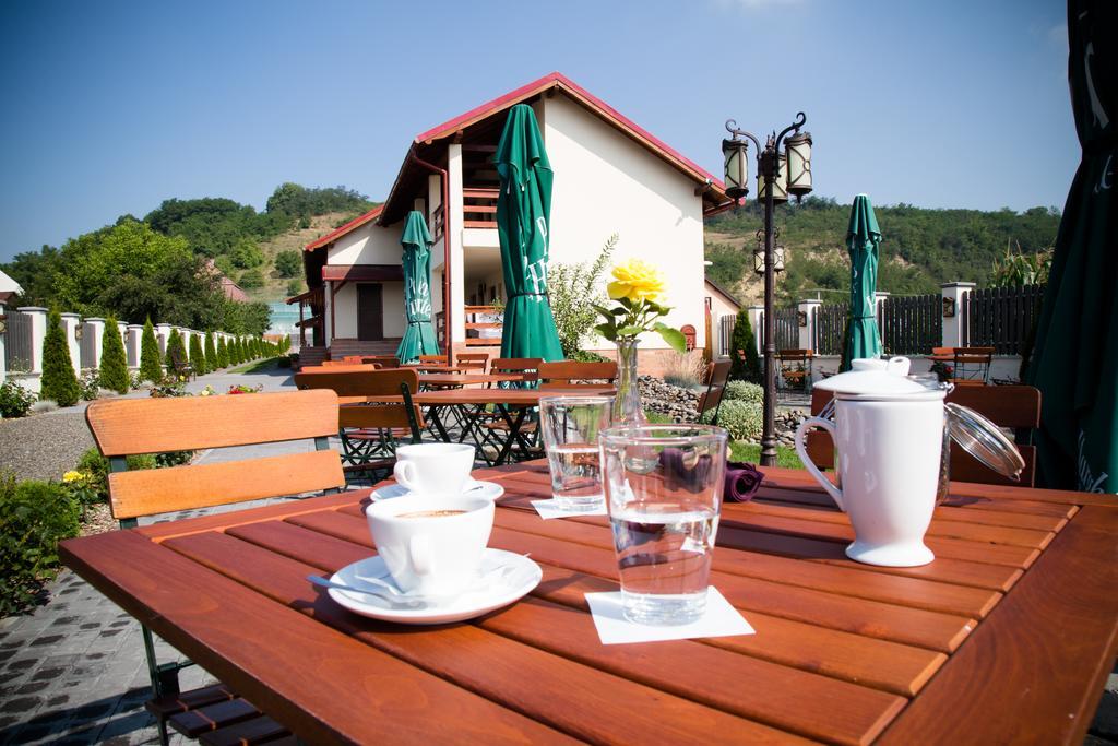 Country Court Bed & Breakfast Curteni Exterior photo