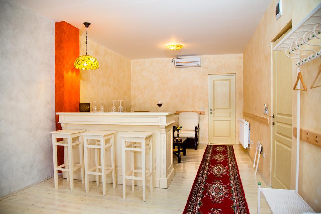 Country Court Bed & Breakfast Curteni Exterior photo