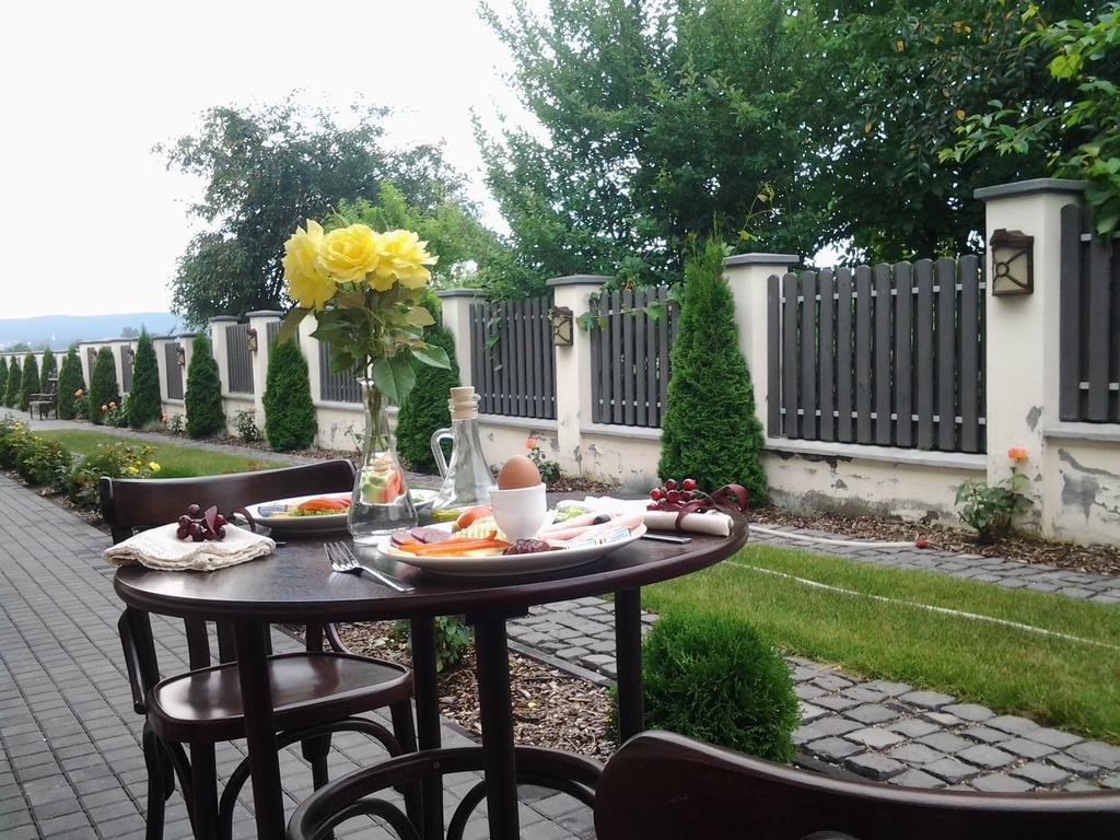 Country Court Bed & Breakfast Curteni Exterior photo